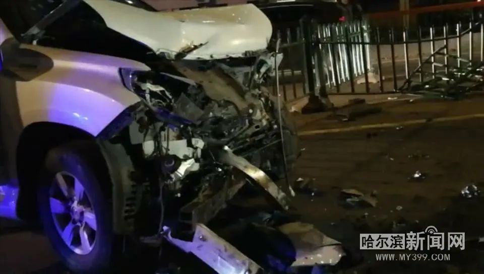 宝马撞车后失控“飞越”隔离带，对面两车遭殃丨昨夜教化桥发生一起四车相撞事故，致多人受伤