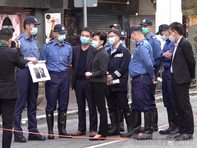 今日头条自媒体：7777788888管家婆-林郑月娥抵达油麻地大火发生地视察，听取消防人员讲解事件