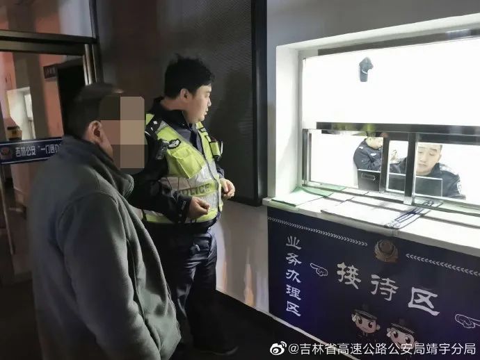 交警的最美瞬间 - 精神失常男子迷失高速 巡逻民警暖心救助