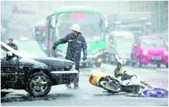 【天气预警】雨雪+降温 冰雪路面开车切记控速、控距、少超车......