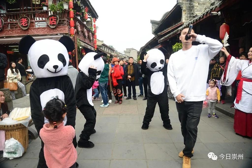 IT之家：49图库资料免费大全资料澳门-熊猫跳舞 汉服巡行 街子古镇玩出新花样