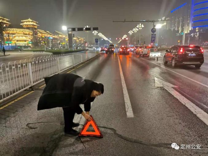 中国新闻网：澳门王中王100%的资料-下班途中突遇汽车着火，定州特巡警队员挺身而出……  第4张